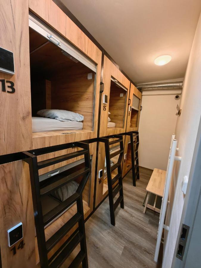 Capsule Hostel Erbenova براغ المظهر الخارجي الصورة