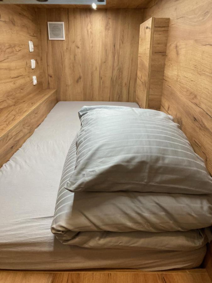 Capsule Hostel Erbenova براغ المظهر الخارجي الصورة