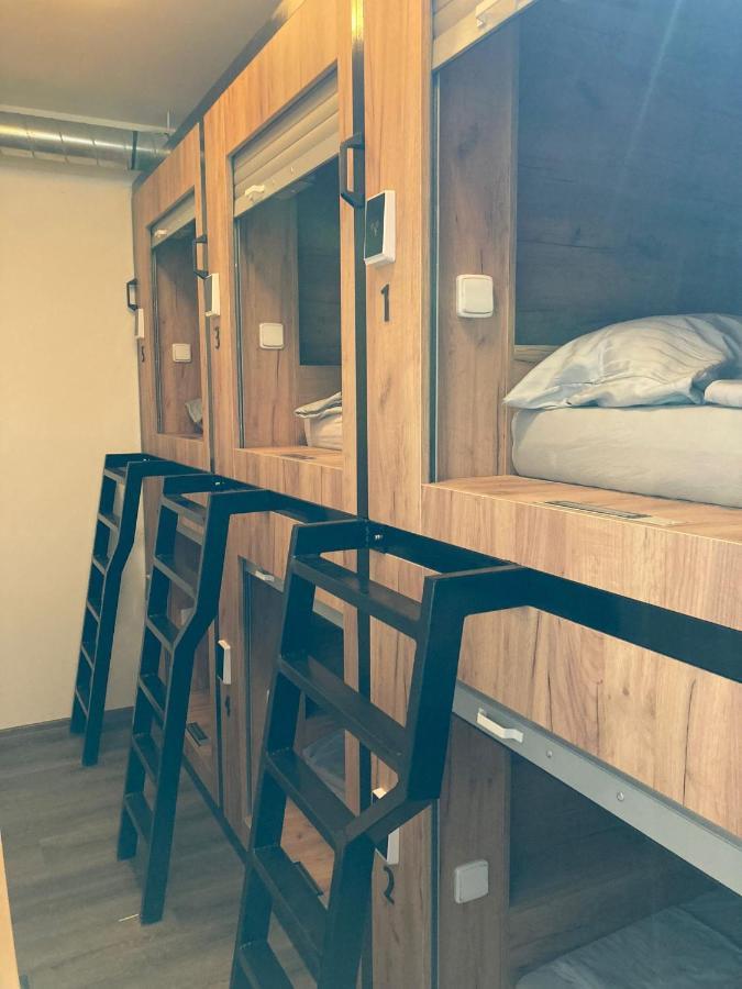 Capsule Hostel Erbenova براغ المظهر الخارجي الصورة