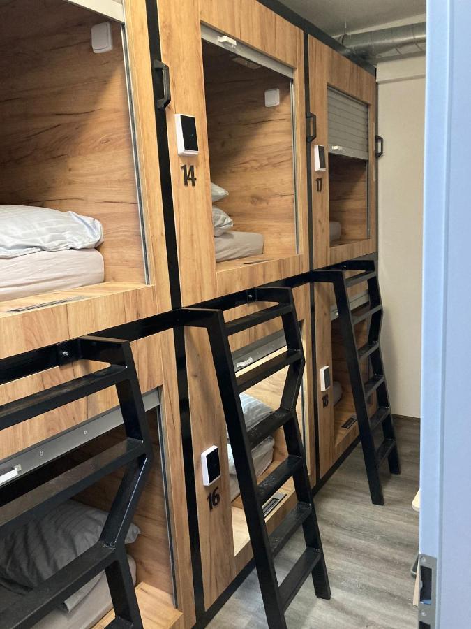 Capsule Hostel Erbenova براغ المظهر الخارجي الصورة